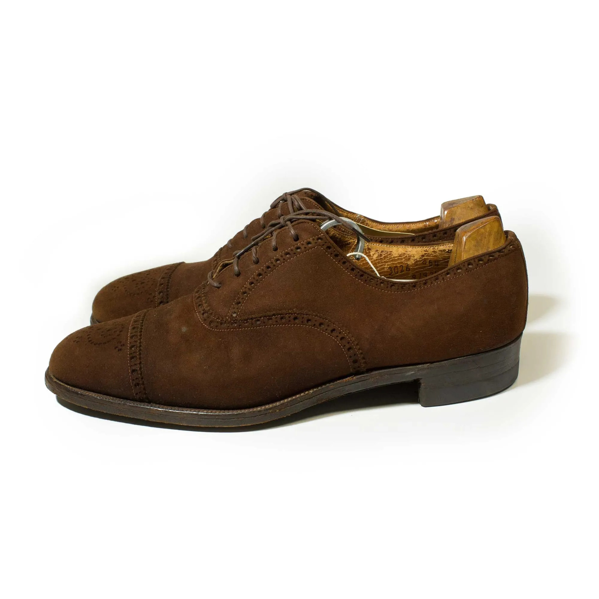 De bruine suède wingtip-schoenen van Benny Goodman, op maat gemaakt door Wildsmith Shoes in Londen