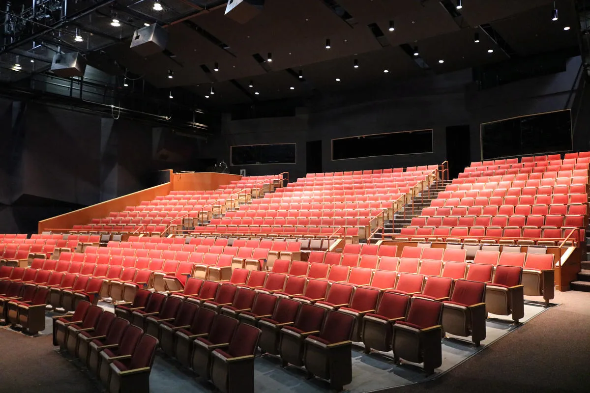 Interieur van het Gem Theater